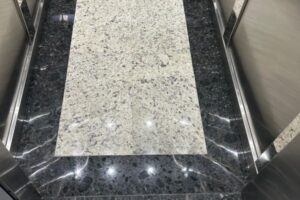 Piso granito e alumínio xadrez